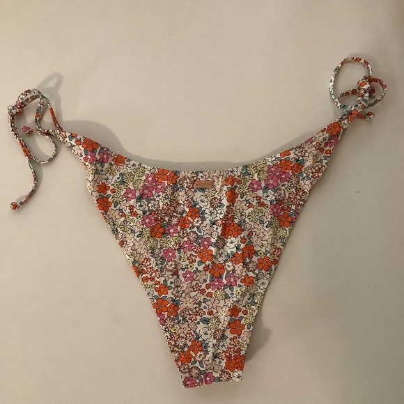 Roxy Size XL Floral Bikini Bottom with Side Ties. New Without Tags - Picture 4 of 5